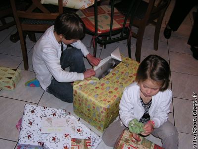 les deux miss en train d'ouvrir leurs cadeaux à la vitesse grand V !!