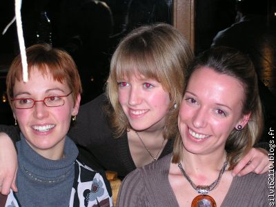photo avec mes grandes soeurs: Sophie, moi et stéphanie!