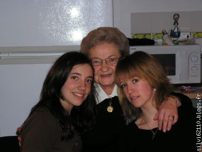 ma cousine Camille, ma grand mère et moi. très belle photo je trouve !